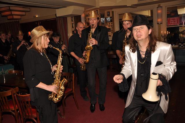 min 2011 03 08 mardi brass band 386